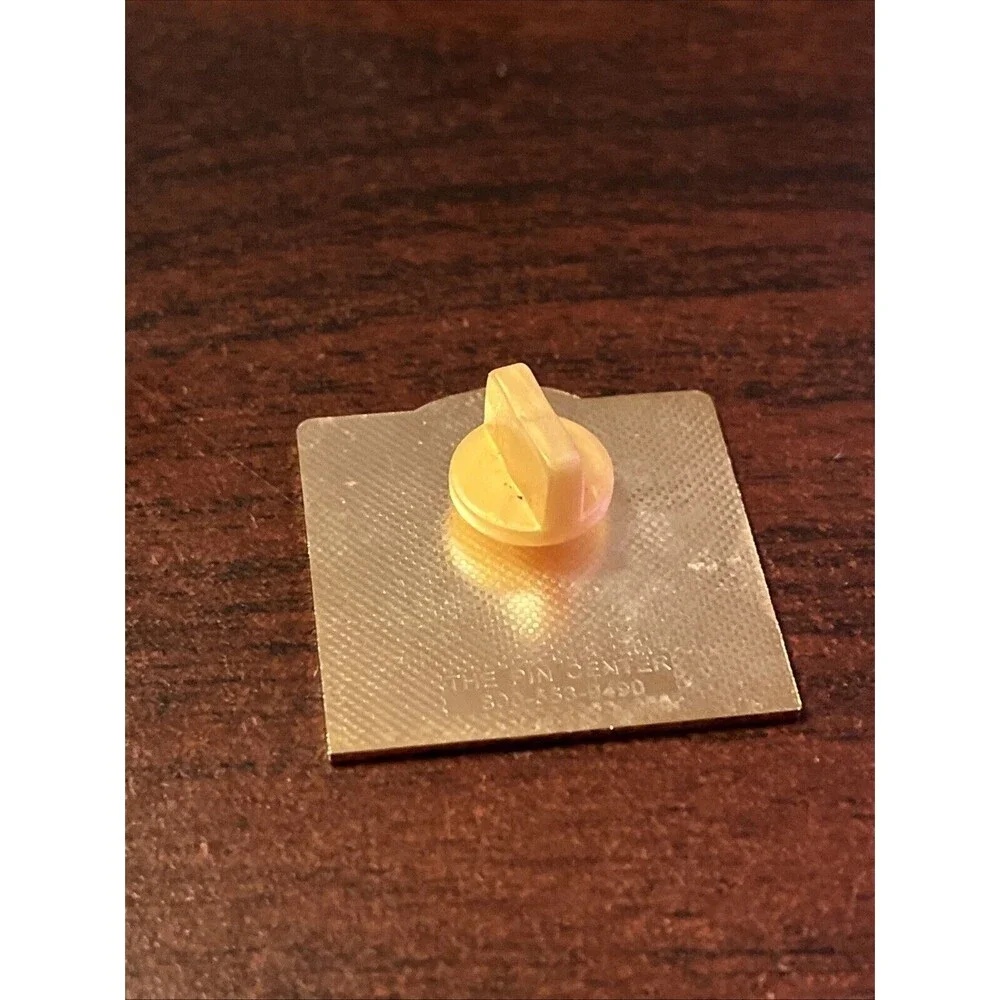 Outback Steakhouse Oregon Ducks Lapel Hat Pin‎